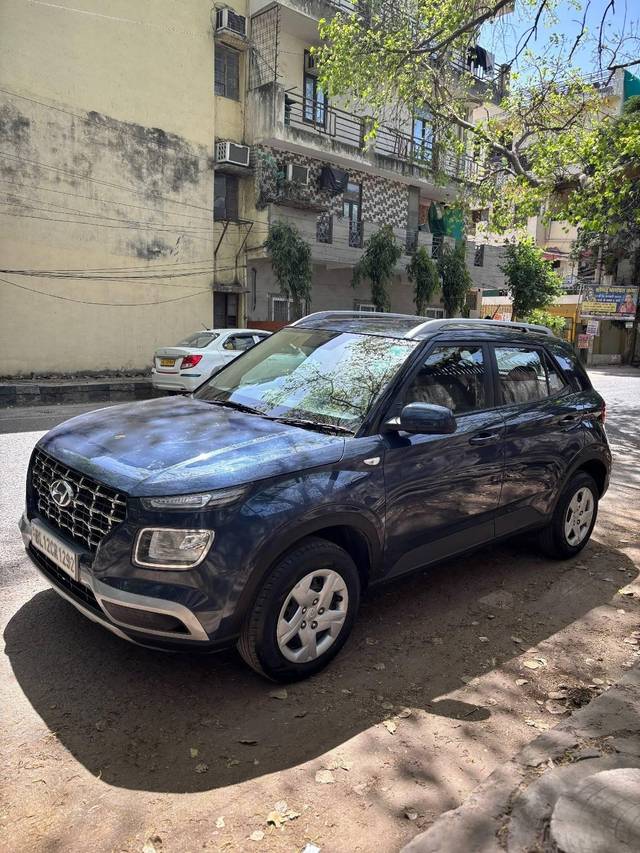https://images10.gaadi.com/usedcar_image/4621392/original/processed_610c5c12e4926adbf7ba851c9c8a7320.jpg?imwidth=6402
