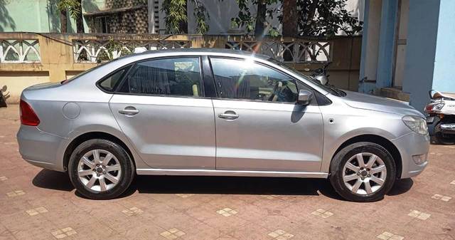 https://images10.gaadi.com/usedcar_image/4621417/original/processed_a815b394271cda006104e875f66a5e39.jpeg?imwidth=6401