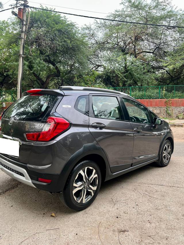 https://images10.gaadi.com/usedcar_image/4621427/original/processed_968fd7ff512ea5681cece0c2700d23d9.jpeg?imwidth=6401