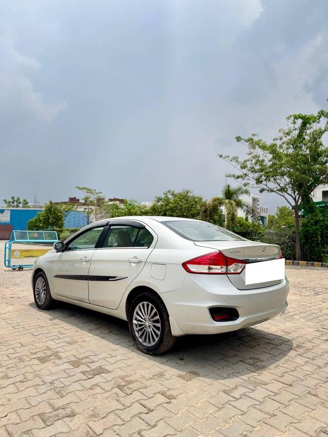 https://images10.gaadi.com/usedcar_image/4621431/original/processed_52bf2f0e-11ba-49bc-9516-ccdaff00091c.jpg?imwidth=6402