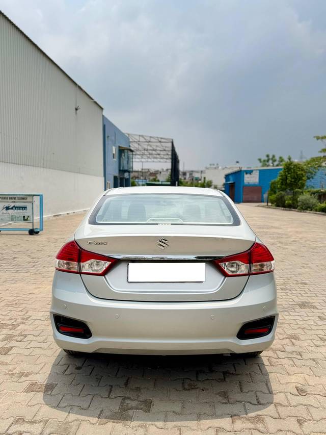 https://images10.gaadi.com/usedcar_image/4621431/original/processed_6219215b-7c52-4a29-89ad-f27c15644586.jpg?imwidth=6401