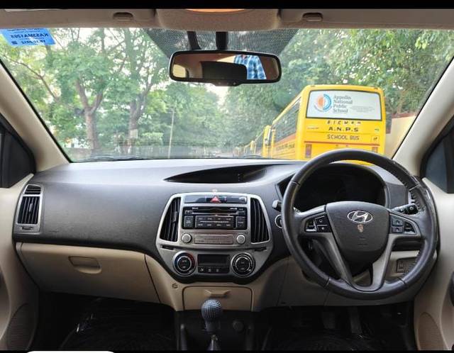 https://images10.gaadi.com/usedcar_image/4621467/original/25170498f4be3e43a6f6debdc4b42d0f.jpg?imwidth=6402