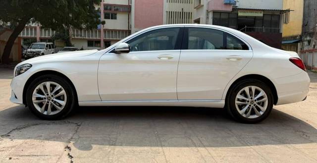 https://images10.gaadi.com/usedcar_image/4621513/original/processed_deac09f120bfc18a7b3d54cb74933280.jpg?imwidth=6402