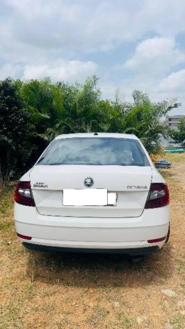 https://images10.gaadi.com/usedcar_image/4621518/original/processed_2f08415c-5c2c-4d77-a9b4-e7738a20f900.jpeg?imwidth=6402
