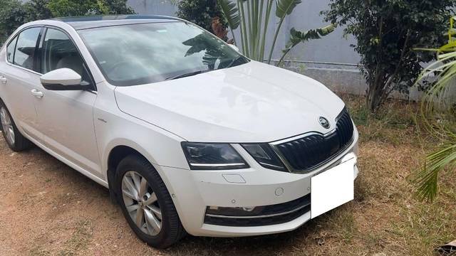 https://images10.gaadi.com/usedcar_image/4621518/original/processed_92f7f4e5-4ce9-40c1-aea2-7d7a6a0b9b3d.jpeg?imwidth=6400