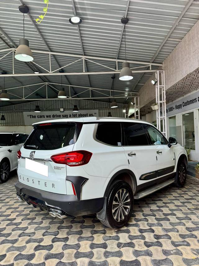 https://images10.gaadi.com/usedcar_image/4621591/original/processed_ae9a5d1e3666eec9f8245969dbf1175d.jpg?imwidth=6402