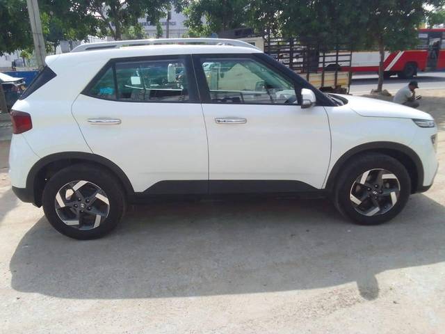https://images10.gaadi.com/usedcar_image/4621606/original/processed_524f076af8264e6fce64dc96966964b8.jpg?imwidth=6401