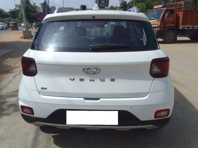https://images10.gaadi.com/usedcar_image/4621606/original/processed_b097550c97c2abd51bcdbb58f4c86d38.jpg?imwidth=6402
