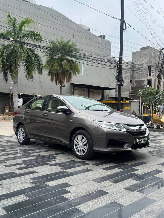 https://images10.gaadi.com/usedcar_image/4621622/original/processed_f3c2a3d7d4a220749b57e2b53b87ed58.jpg?imwidth=6400