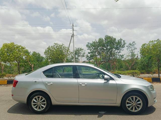 https://images10.gaadi.com/usedcar_image/4621634/original/c077af6efb6356aad952eff9f357646d.jpg?imwidth=6401