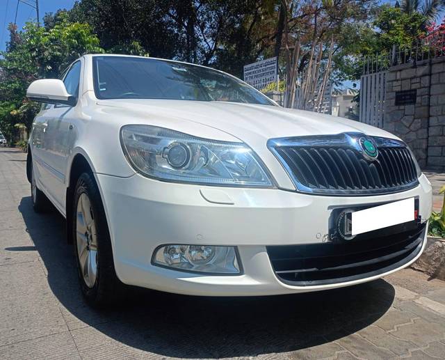 https://images10.gaadi.com/usedcar_image/4621667/original/processed_4ff59a0f5775df716c31645a3e631039.jpg?imwidth=6400