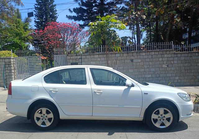 https://images10.gaadi.com/usedcar_image/4621679/original/8c8757976203d4c4cd04697d75330451.jpg?imwidth=6401