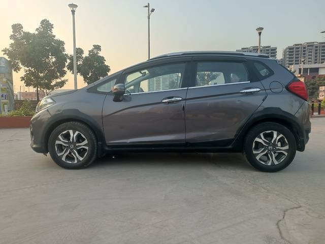 https://images10.gaadi.com/usedcar_image/4621683/original/5b7c7e61d3a24cbe3a0935eec92cd90a.jpg?imwidth=6402