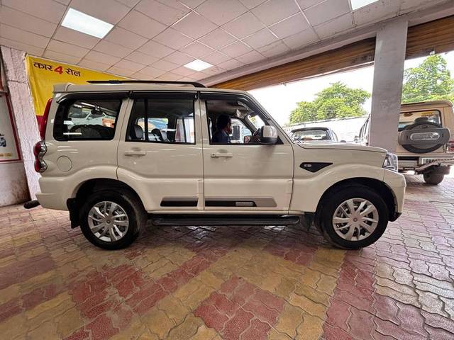 https://images10.gaadi.com/usedcar_image/4621766/original/processed_c6cccb1b2c9c6acd2e97699494e5ff19.jpg?imwidth=6401
