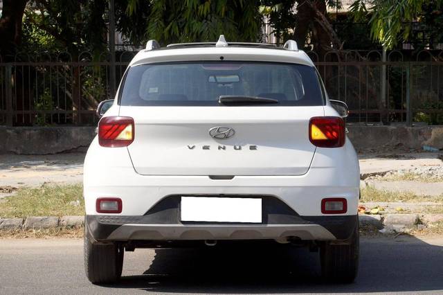 https://images10.gaadi.com/usedcar_image/4621905/original/processed_2120eecd9b22dca28fed68bc8166f79f.jpg?imwidth=6401