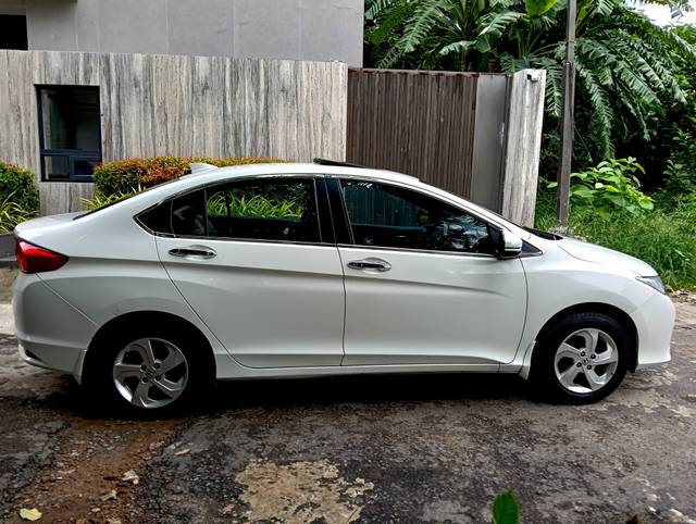 https://images10.gaadi.com/usedcar_image/4621911/original/f17bb24b00484fc9fb47bc4de180c111.jpg?imwidth=6401