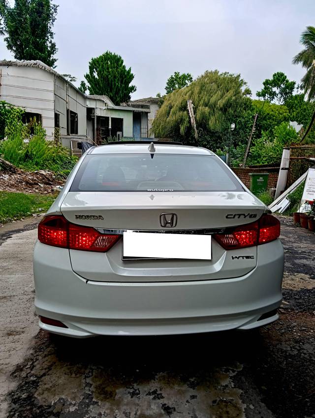 https://images10.gaadi.com/usedcar_image/4621911/original/processed_0185e156125709f77c5cc05da2c234dd.jpg?imwidth=6402