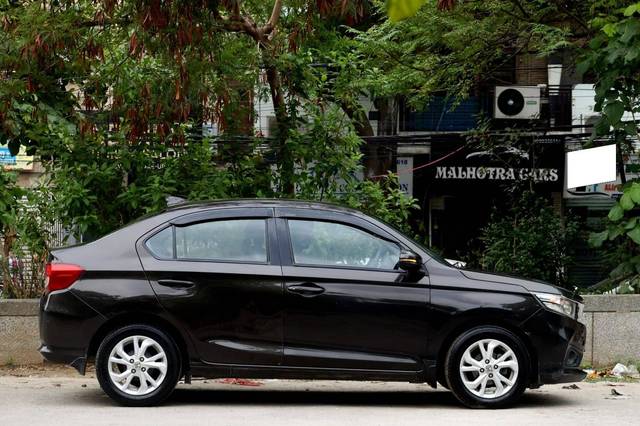 https://images10.gaadi.com/usedcar_image/4621914/original/processed_c504dc3f29600299ee09a29873287281.jpg?imwidth=6401