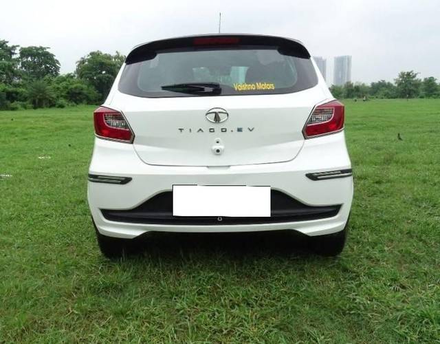 https://images10.gaadi.com/usedcar_image/4621917/original/processed_b761cc2a8cf67864ab451030a118e05f.jpg?imwidth=6402