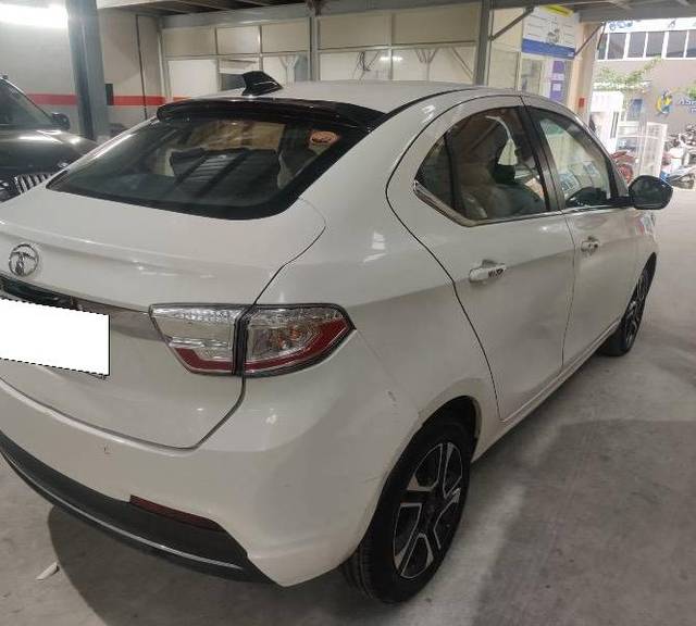 https://images10.gaadi.com/usedcar_image/4621952/original/processed_7ba484b1-ad8f-4468-a194-ae83cf878f55.jpeg?imwidth=6402
