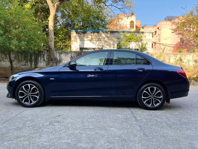 https://images10.gaadi.com/usedcar_image/4621962/original/processed_3318e6ba0846c03775983cfcab31906e.jpg?imwidth=6402