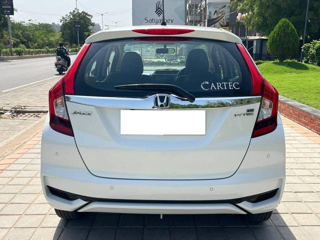 https://images10.gaadi.com/usedcar_image/4621974/original/processed_56a4d0b6-c903-4548-8503-ed427700e1be.jpg?imwidth=6401
