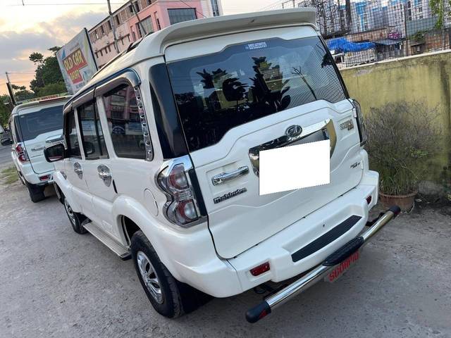 https://images10.gaadi.com/usedcar_image/4622063/original/processed_7f96df5345262b594281be4f475e6d43.jpg?imwidth=6400