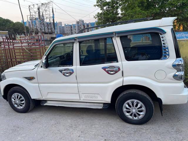 https://images10.gaadi.com/usedcar_image/4622063/original/processed_96a49e46f24ce4b2f83ee45ec2978e77.jpg?imwidth=6402