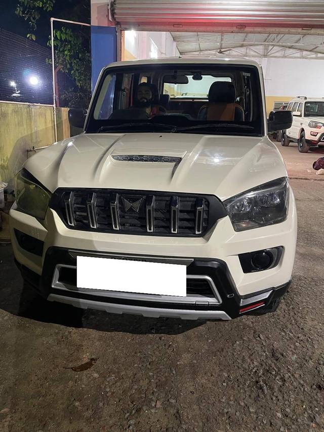 https://images10.gaadi.com/usedcar_image/4622073/original/processed_3ade95908097f86230189e7f3c33b05e.jpg?imwidth=6402