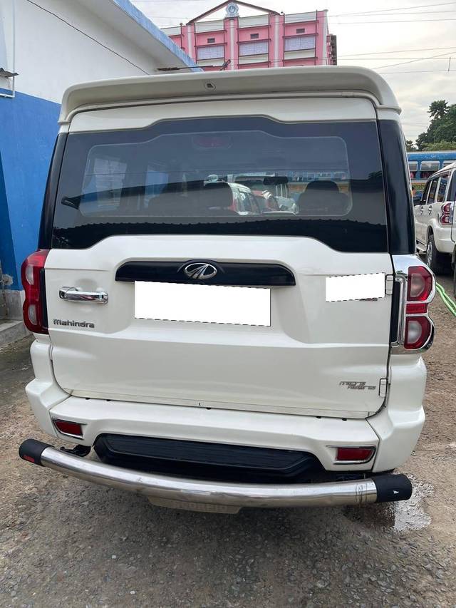 https://images10.gaadi.com/usedcar_image/4622073/original/processed_56f5661b0124eb91684ada4856338a6c.jpg?imwidth=6401
