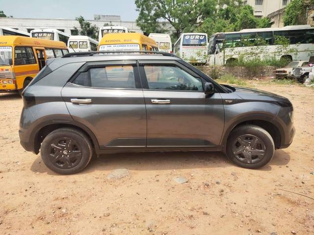 https://images10.gaadi.com/usedcar_image/4622090/original/processed_8dfd512816e3e8a937dcf3503c1152d9.jpg?imwidth=6401