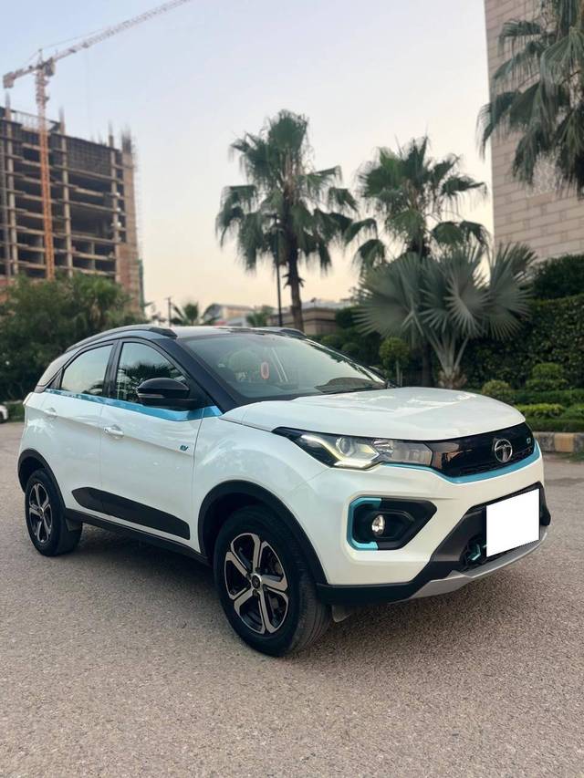 https://images10.gaadi.com/usedcar_image/4622101/original/processed_6fe82f154e341ecd27b638235e3e91dd.jpg?imwidth=6400