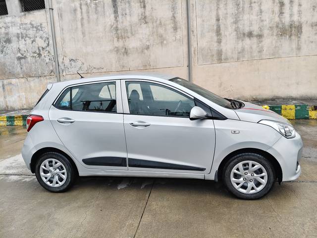 https://images10.gaadi.com/usedcar_image/4622123/original/29a0705d52cf186d6b5cac1fd47880cd.jpg?imwidth=6401