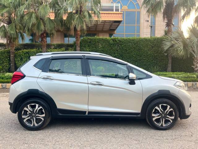 https://images10.gaadi.com/usedcar_image/4622134/original/cb9a0e8b669ecad579aa195c030eb51b.jpg?imwidth=6401
