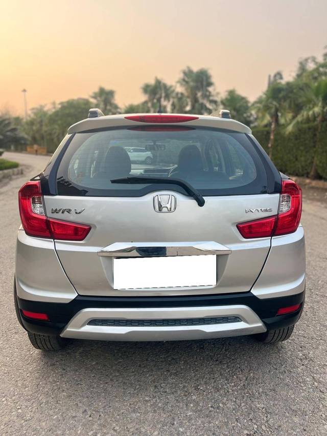 https://images10.gaadi.com/usedcar_image/4622134/original/processed_0800b85ec102fb55cb257dfc2f4ed591.jpg?imwidth=6402
