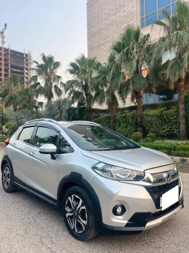 https://images10.gaadi.com/usedcar_image/4622134/original/processed_1859ebd9a481b11425d2d8395f112bf0.jpg?imwidth=6400