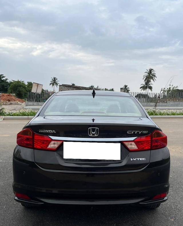 https://images10.gaadi.com/usedcar_image/4622150/original/processed_6572d116cfa52c06f2b8edb507231721.jpg?imwidth=6402