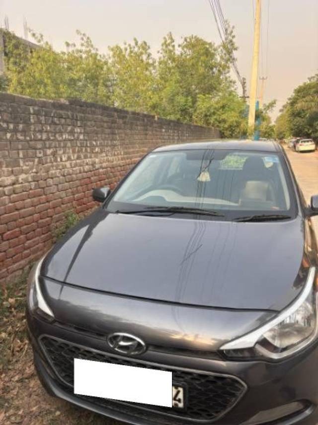 https://images10.gaadi.com/usedcar_image/4622157/original/processed_b70a973f-ff4a-47bd-b5d3-139782109023.jpg?imwidth=6400