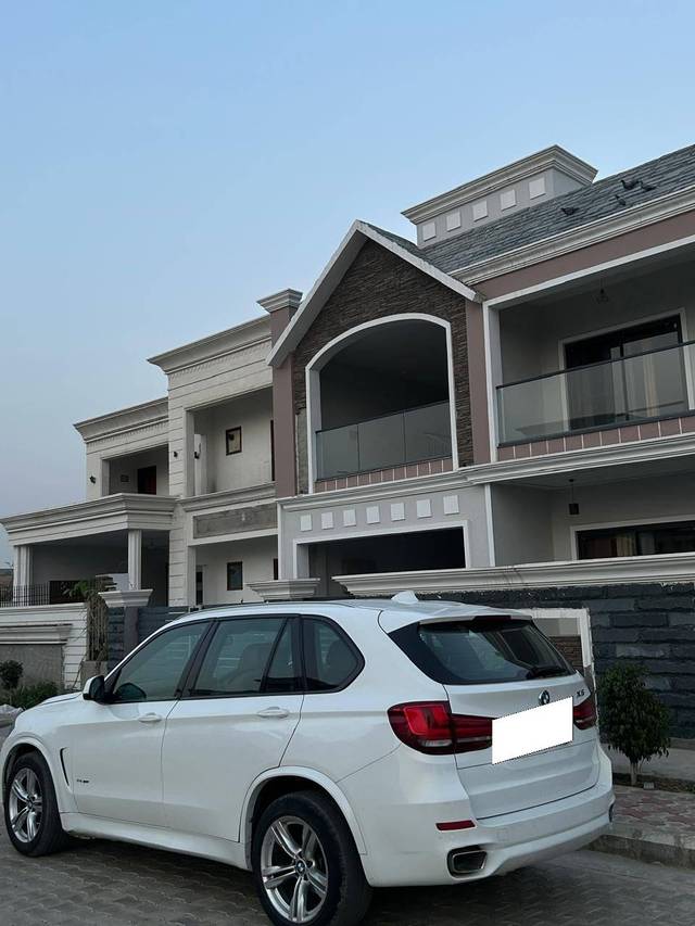 https://images10.gaadi.com/usedcar_image/4622163/original/processed_8b5bffec037ca2d0e592139a259639fd.jpg?imwidth=6402