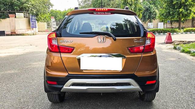https://images10.gaadi.com/usedcar_image/4622261/original/processed_33931bcdb4330e5a16552e86ae75fbfb.jpg?imwidth=6402