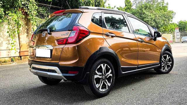 https://images10.gaadi.com/usedcar_image/4622261/original/processed_5ac8a83300378f57a06196ac9f7c86f3.jpg?imwidth=6401