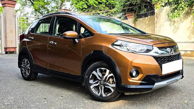 https://images10.gaadi.com/usedcar_image/4622261/original/processed_7eab41901ec2e3fe90e70cff393264de.jpg?imwidth=6400