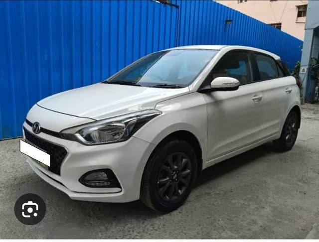 https://images10.gaadi.com/usedcar_image/4622284/original/processed_c68a49c5-dbe3-4b2b-8ac8-33e015d3d830.jpg?imwidth=6400
