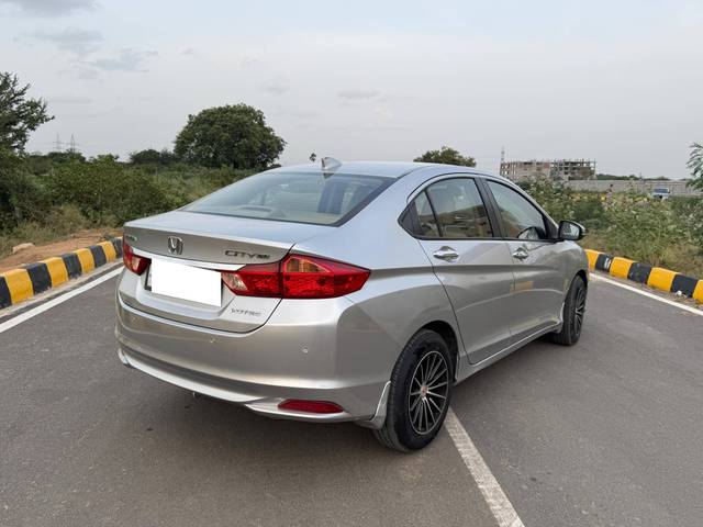 https://images10.gaadi.com/usedcar_image/4622336/original/processed_b8ef23bc33133f883e4f752ca3aa3c0c.jpg?imwidth=6402