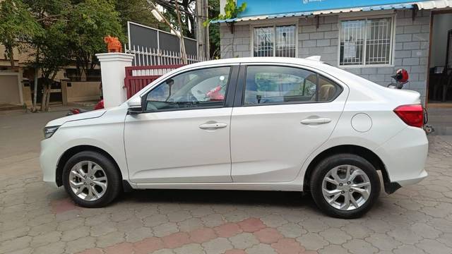 https://images10.gaadi.com/usedcar_image/4622350/original/processed_16b9f3cb2c99e9d28fe5f48d9fb892c9.jpg?imwidth=6402