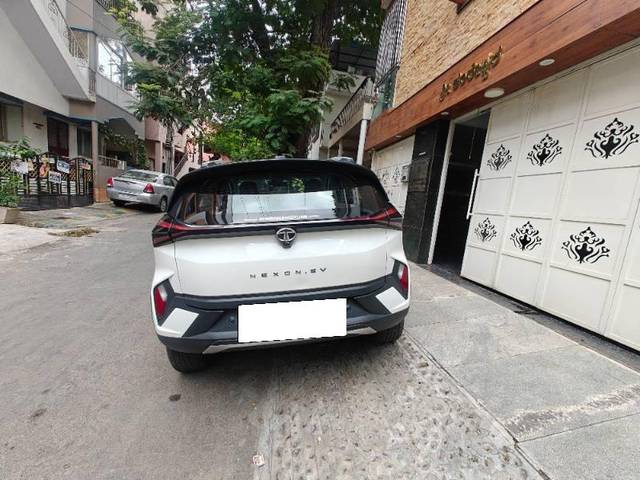 https://images10.gaadi.com/usedcar_image/4622403/original/processed_a1adebfa-d2bf-406a-9f3c-6c9fa72de7cb.jpg?imwidth=6402