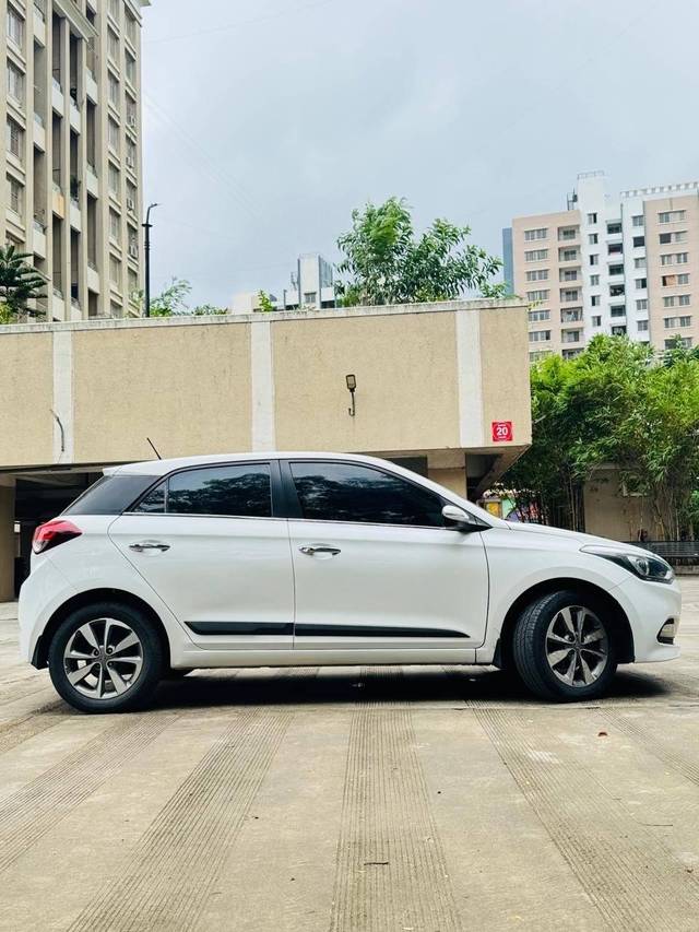 https://images10.gaadi.com/usedcar_image/4622412/original/processed_0de56300-2b44-4be6-90f2-7826e232f88c.jpg?imwidth=6401