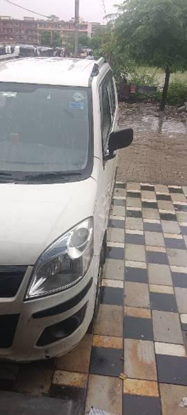 https://images10.gaadi.com/usedcar_image/4622605/original/processed_9b16d1d8-4c82-4838-992c-c9bf6a1981ba.jpg?imwidth=6401