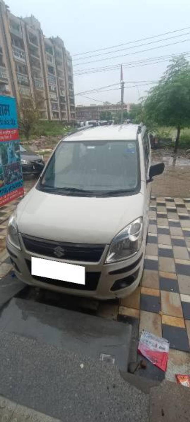 https://images10.gaadi.com/usedcar_image/4622605/original/processed_d1f5b6bf-d00c-4e82-957c-d541acdce73b.jpg?imwidth=6402