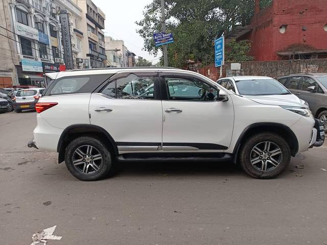 https://images10.gaadi.com/usedcar_image/4622716/original/processed_4b1e3d9ddf7533e50a1c40f3104ce868.jpg?imwidth=6401